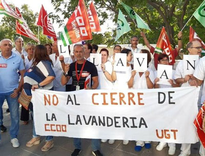 Noticia de Almería 24h: Más de un millar de personas se concentra contra el cierre y la privatización de las lavanderías del SAS