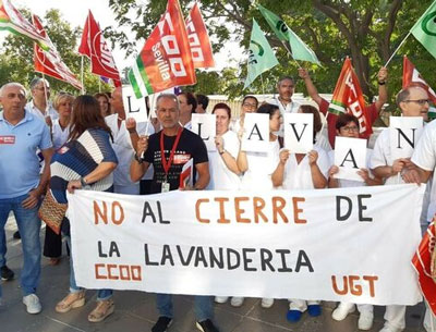 Noticia de Almera 24h: Ms de un millar de personas se concentra contra el cierre y la privatizacin de las lavanderas del SAS