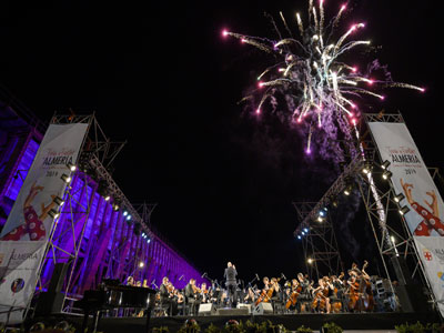 La Orquesta Ciudad de Almera hace un homenaje en su concierto de Feria a la grandeza de Almera, con Nuestra Tierra