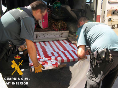 Intervienen 3250 cajetillas de tabaco ocultas en el doble fondo de un furgn en el puerto de Almera