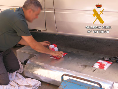 Noticia de Almería 24h: La Guardia Civil interviene 1250 cajetillas de tabaco procedentes de Argelia ocultas en el depósito de combustible de una furgoneta
