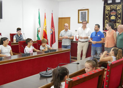 El Ayuntamiento de Adra recibe a la Escuela Municipal de Karate en su vigésimo aniversario