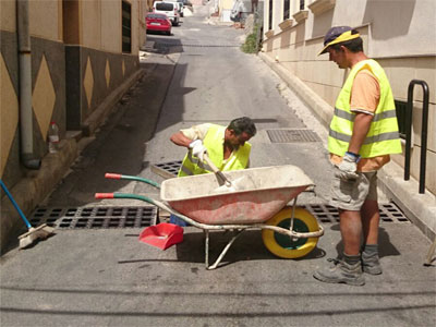 Noticia de Almería 24h: Tabernas refuerza la limpieza de imbornales ante la posibilidad de fuertes precipitaciones