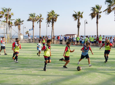 Deporte y diversión con vistas al mar en Adra, gracias a la nueva pista multideportiva de El Palmeral