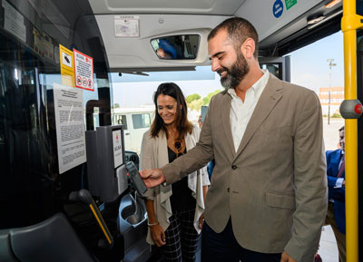 Noticia de Almería 24h: Diez autobuses urbanos incorporan el pago del billete a través del móvil y tarjeta sin contacto, hasta llegar a toda la flota en octubre