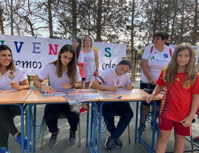 El CEIP Tierno Galvn y el CBM Cantera Sur El Ejido arropan a las Guerreras y animan a la Seleccin Espaola