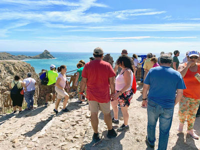 Noticia de Almera 24h: Los turistas se pasean por Cabo de Gata para despedir el verano, en una visita con entradas agotadas