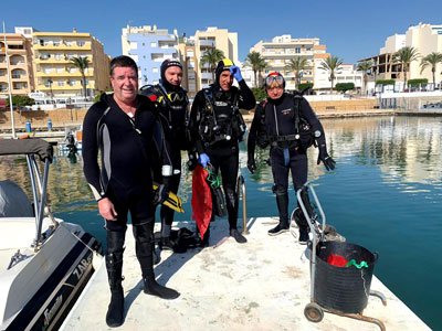 Casi 100 voluntarios, en la gran limpieza de fondos marinos y litoral en el Puerto de Roquetas de Mar  