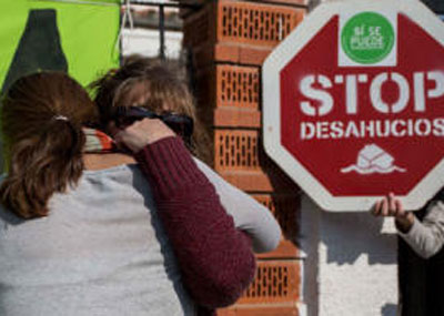 Mensaje de Stop Desahucios para evitar la expulsin de una familia de su vivienda