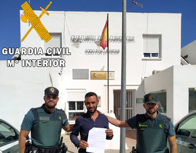 Noticia de Almera 24h: La Guardia Civil salva la vida a un hombre al que haban cortado el cuello con una botella rota