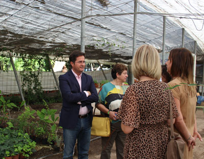 El Ejido celebra el Da Mundial de la Salud Mental con una visita al nuevo mdulo para usuarios en el Vivero Municipal