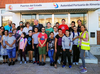 Alumnos del Centro Educativo Down Almera visitan el Puerto