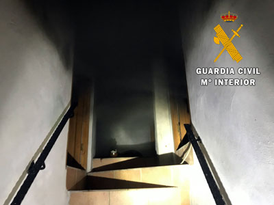 Noticia de Almería 24h: La Guardia Civil salva la vida de una persona que consiguen evacuar de su vivienda en llamas
