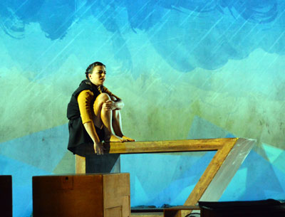 Salüq emociona al público del Teatro Apolo convirtiendo en cuento de aventuras el drama de la inmigración por las guerras
