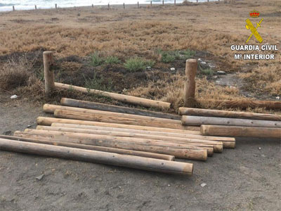 Noticia de Almera 24h: Roba cerca de mil postes de madera de la playa de Macenas para proteger con una valla su plantacin de guisantes 