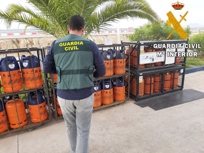 Noticia de Almera 24h: Un ladrn que suma 114 delitos y 15 detenciones en su ficha de antecedentes, roba ahora 22 botellas de Butano en dos  gasolineras