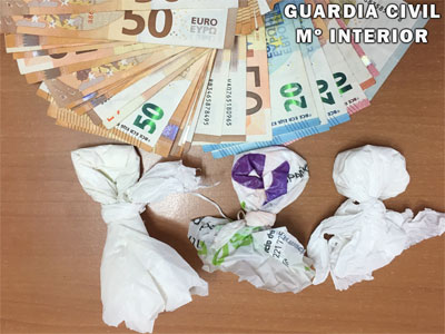 La Guardia Civil detiene en un control a dos personas con cocana, marihuana y speed