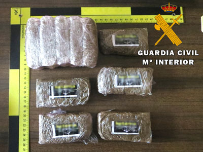 Noticia de Almería 24h: Tiran hachís y cocaína por la ventanilla del coche ante un control de la Guardia Civil