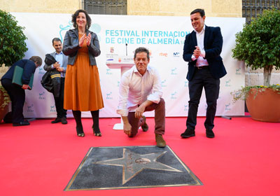 Noticia de Almería 24h: Jorge Sanz descubre la Estrella con su nombre en el Paseo de la Fama, frente al Teatro Cervantes