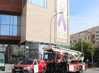 Noticia de Almera 24h: La fachada del Teatro Auditorio luce desde hoy el lazo conmemorativo del 25 de noviembre, Da Internacional Contra la Violencia de Gnero