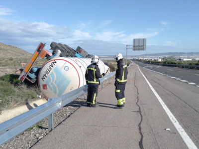 Noticia de Almería 24h: El camión con 27.000 litros de gas natural que volcó ayer en Níjar es retirado por los Bomberos de Almería