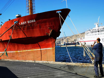 Ponen a punto el buque Lady Boss, que lleva en el puerto de Almera dos aos por transportar 16 toneladas de hachs