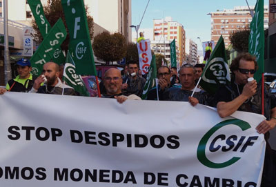 Más de 100 trabajadores de Entorno Urbano y Medio Ambiente se manifiestan para exigir la intervención del Ayuntamiento en el despido de ocho trabajadores