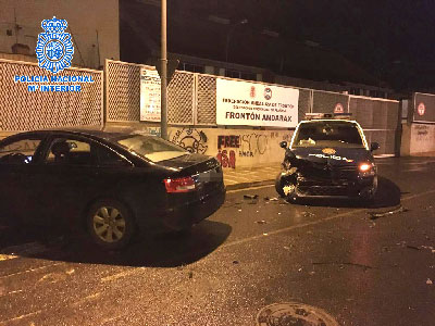 Noticia de Almera 24h: Una banda de ladrones estrella un coche contra una puerta de Carrefour y despus embiste a un coche de la polica