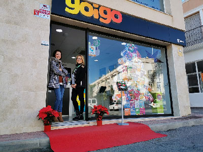 El Ayuntamiento de Vera regala pascueros de Navidad y alfombras rojas a los comercios de la localidad