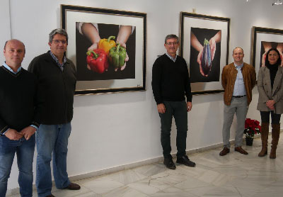 Noticia de Almería 24h: Llega a Adra la exposición Mis manos. Mi vida, con pinturas hiperrealistas de Manuel Higueras