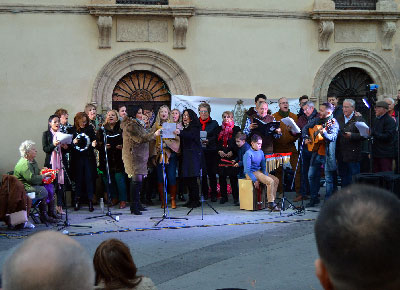 Noticia de Almera 24h: Los villancicos de los coros rocieros toman la Plaza Pablo Cazard para brindar por la Navidad