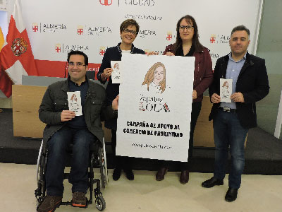 El PSOE apoya al comercio de proximidad en Almería con la campaña Los Zapatos de Lola, que lleva a todos los barrios