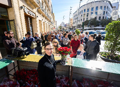 Noticia de Almera 24h: El Ayuntamiento reparte 2.300 pascueros en la Puerta de Purchena y en ocho barrios ms de la capital 