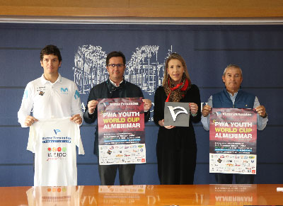 Almerimar reúne a los mejores jóvenes windsurfistas en la Copa Mundial Juvenil PWA de Víctor Fernández