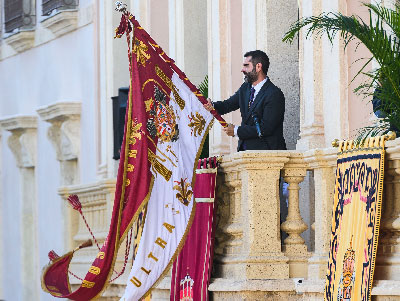 Noticia de Almera 24h: El Pendn preside la restaurada fachada del  Ayuntamiento, conmemorando el 530 aniversario de la toma de la ciudad por los Reyes Catlicos