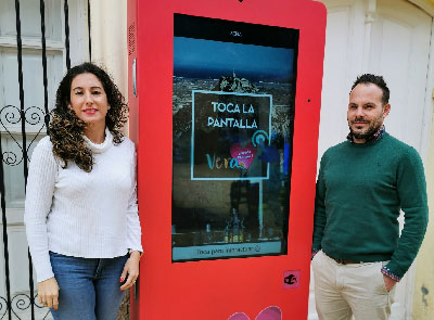 El Ayuntamiento de Vera moderniza su sealizacin comercial y turstica mediante la instalacin de totems digitales