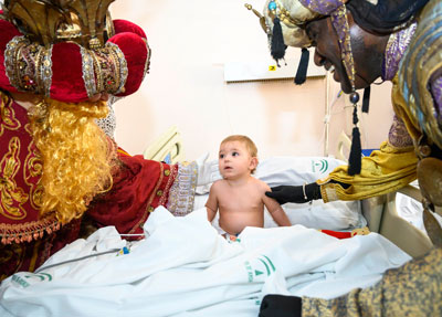 Los Reyes Magos llevan alegra, salud y juguetes a los nios ingresados en el Hospital Torrecrdenas 