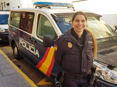 Noticia de Almería 24h: Una Policía Nacional evita que una mujer se arroje desde el balcón de su vivienda