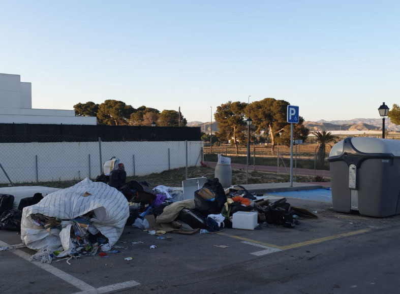 Noticia de Almería 24h: La Policía Local de Vera tramita una denuncia contra 3 vecinos por depositar basura en la vía pública
