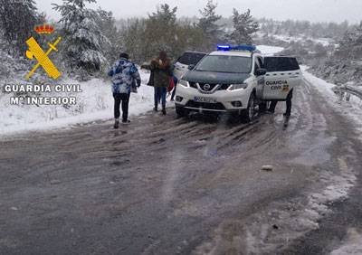 La Guardia Civil auxilia a varias personas atrapadas en sus vehículos a consecuencia del temporal de nieve en Almería