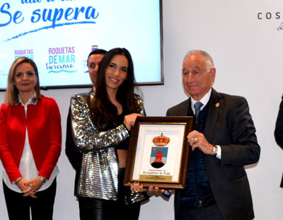 Noticia de Almería 24h: India Martínez demuestra su cariño a Roquetas en la XX edición de los premios Castillo de Las Roquetas en FITUR