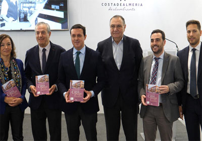 Carlos Sánchez acompaña a la familia de Casa Puga en la presentación en FITUR del libro que conmemora su 150 aniversario