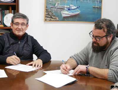 Manuel Cortés firma el convenio para que el Juergas Rock aterrice un verano más en la ciudad de Adra
