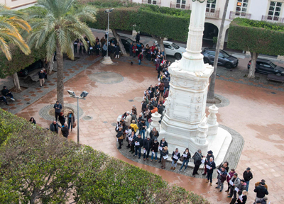 Noticia de Almera 24h: Una cadena ciudadana con las 117 alegaciones rechazadas contra el proyecto toma la Plaza Vieja 