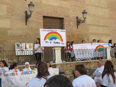 Noticia de Almería 24h: Vera conmemora el Día Escolar de la Paz y la No Violencia con con un encuentro en la Plaza Mayor de la localidad