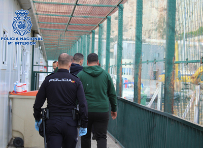 Noticia de Almería 24h: Dos detenidos por traer a España a 16 ciudadanos argelinos en una patera