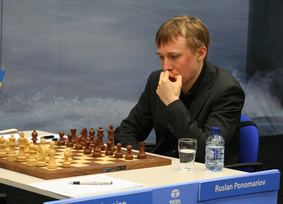 Vera celebra un encuentro simultáneo con el campeón del mundo de ajedrez RUSLAN PONOMARIOV