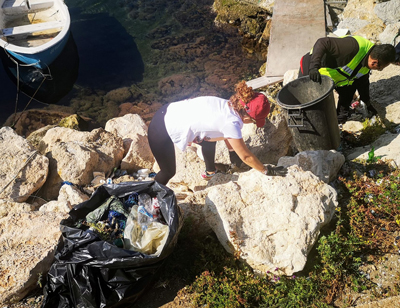 Noticia de Almería 24h: Un grupo de voluntarios pesca botellas, envases y otros residuos en el Puerto Pesquero