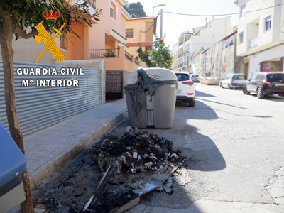 Noticia de Almería 24h: La Guardia Civil detiene al autor del incendio de once contenedores en la localidad de Tíjola