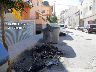 La Guardia Civil detiene al autor del incendio de once contenedores en la localidad de Tjola